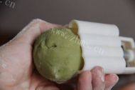 豆沙冰皮月饼做法图解9)
