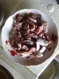 家常菜苦瓜牛肉做法图解1)
