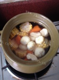 美味的玉米骨头汤做法图解4)