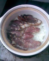 自己做的腊肉煲仔饭做法图解8)