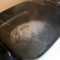 美味的胡萝卜炒粉丝做法图解7)