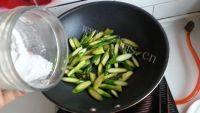 家常菜腊肠炒芦笋做法图解6)