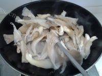 家常菜平菇炒肉丝做法图解5)