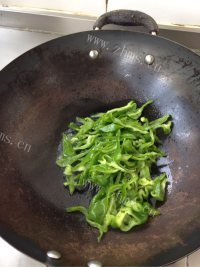家常菜青椒炒鸡蛋做法图解4)