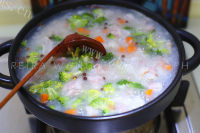 美味的鸡肉培根蔬菜粥做法图解6)