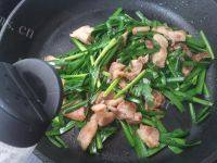 家常猪肉炒韭菜做法图解8)