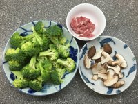 美味可口的香菇西兰花炒肉丝做法图解1)