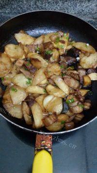 美味的茭白炒肉做法图解7)