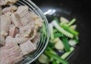 美味的沙茶酱焖牛腩做法图解2)
