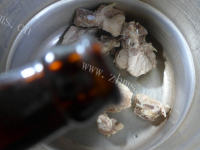 好吃的酸菜粉条煮龙骨做法图解3)