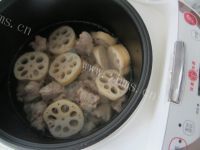 美味的莲藕排骨汤做法图解5)