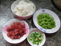 美味的香肠蚕豆炒饭做法图解1)
