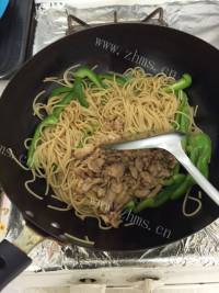 美味的青椒肉丝炒面