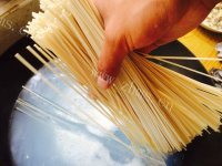 美味的海鲜面做法图解6)