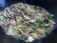 家常菜白菜炒平菇做法图解15)