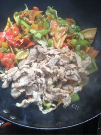家常菜辣椒炒肉做法图解6)