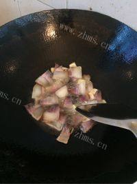 家常菜腊肉炒蒜苔做法图解6)