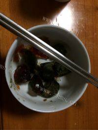 美味早餐皮蛋粥做法图解2)