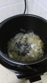 止咳的紫薯百合银耳粥做法图解3)