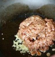 家常菜肉末豌豆做法图解2)