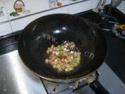 色泽不错的茼蒿炖豆腐做法图解6)