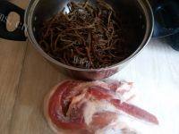 家常菜干豆角炖五花肉做法图解1)