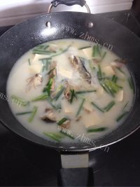 热腾腾的鱼头豆腐汤做法图解10)