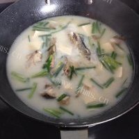 热腾腾的鱼头豆腐汤的做法图解十
