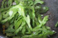 家常菜苦瓜炒肉丝做法图解7)