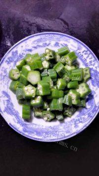 香菇鸡肉炒秋葵做法图解5)