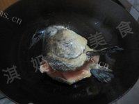 美味的三文鱼头豆腐汤做法图解4)