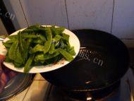 「DIY美食」荷兰豆炒腊肠做法图解3)