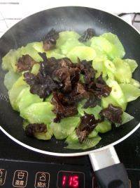美味的莴笋片炒黑木耳做法图解6)