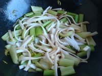 家常菜芹菜炒粉条做法图解3)