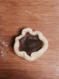 自制枣泥菊花酥做法图解16)