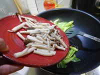 健康的油菜炒蟹味菇做法图解7)