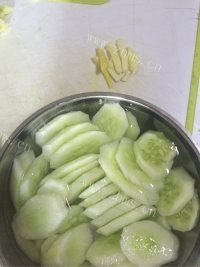 满口清香的黄瓜炒蛋做法图解1)