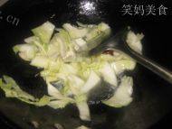 家常菜白菜炒平菇做法图解5)