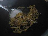 家常榨菜炒肉丝做法图解9)