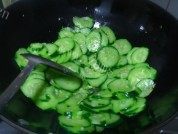 家常菜脆炒青瓜做法图解5)