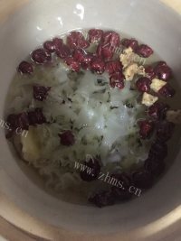 美味的红枣银耳汤做法图解6)