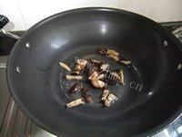 美味可口的冬菇焖鸡肉做法图解4)