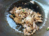 家常菜尖椒豆片炒肉做法图解3)