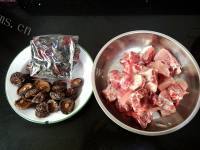 美味的金钱菇排骨汤做法图解1)