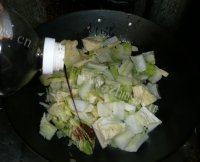 家常炒白菜做法图解6)