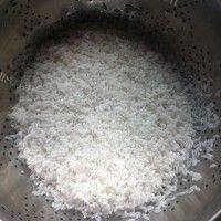 鲜美可口的豌豆腊肉焖饭做法图解8)