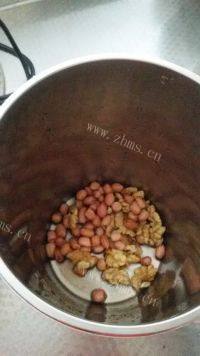 美味早餐核桃花生露做法图解3)