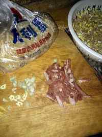 家常黄豆芽肉丝炒饼做法图解1)