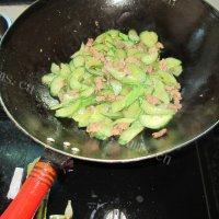 家常菜黄瓜炒瘦肉做法图解9)