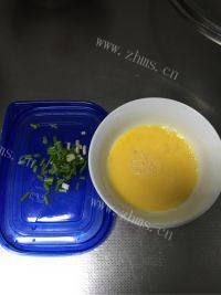 美味的酱油炒饭做法图解3)
